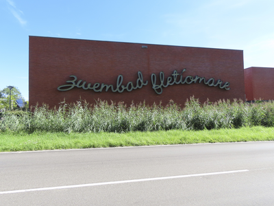 908243 Afbeelding van de naam 'zwembad fletiomare' op de achtergevel van Zwembad Fletiomare (Burgemeester ...